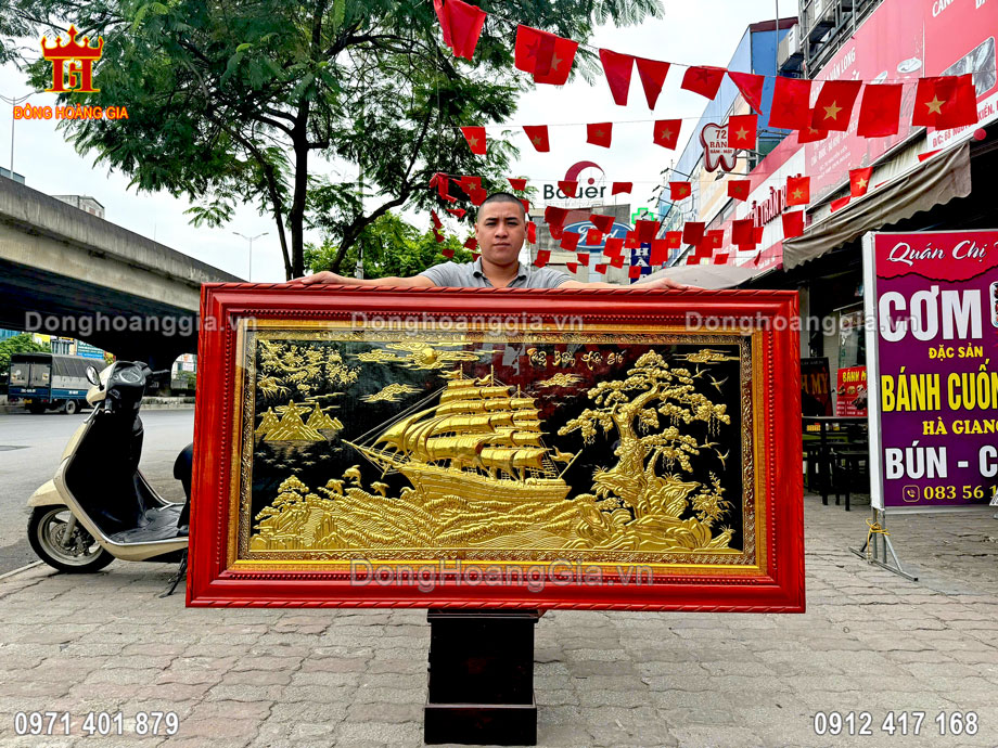 Tranh thuận buồm xuôi gió mạ vàng là dòng tranh đồng cao cấp tại Hoàng Gia